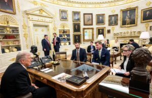 Trumpβs βWeekend Workβ Photo Under Scrutiny After Users Spot Strange Props and Possible Photo-Op